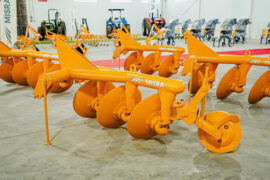 Charrue à disques réversible (محراث إسطوانات بجهاز هيدروليكي)